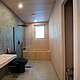 Bad im Einfamilienhaus mit Holzdecke