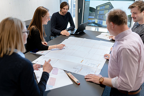 Team Theurl bei einer Projektbesprechung