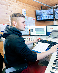 Holztechnik Lehrling beim Bedienen der Anlagen