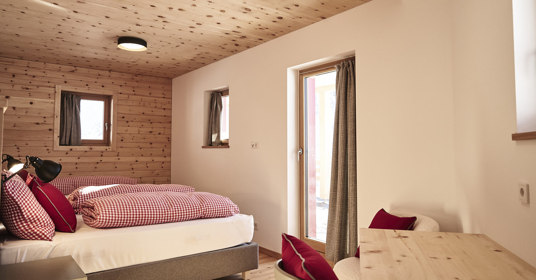 Zimmer in Schutzhuette schöne Aussicht Südtirol mit THEURL Holz