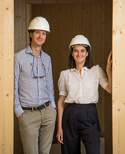 Katharina und Nikolaus auf der Baustelle im Holzbau