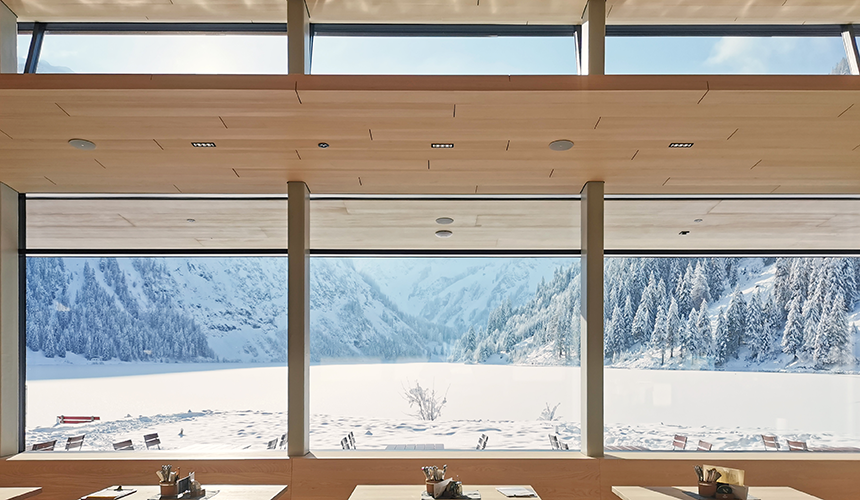 Innenansicht Gasthaus Visalpsee mit Deckenelementen