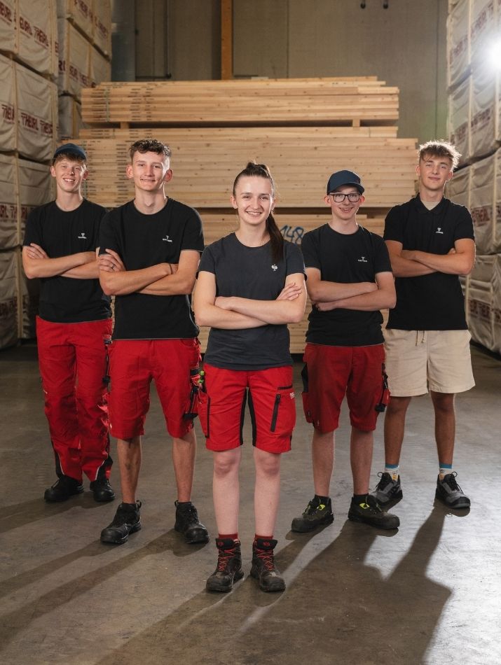 Theurl Lehrlinge im Hobelwerk vor Brettern